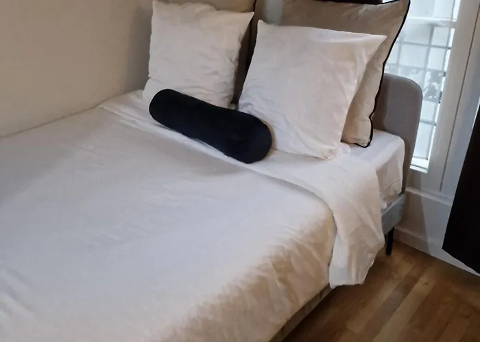 Belle Au Canal De Saint Martin * Paris